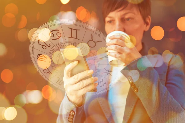 Αστρολογία Εφαρμογή Smartphone Γυναίκα Πίνοντας Καφέ Και Διαβάζοντας Ωροσκόπιο Και — Φωτογραφία Αρχείου