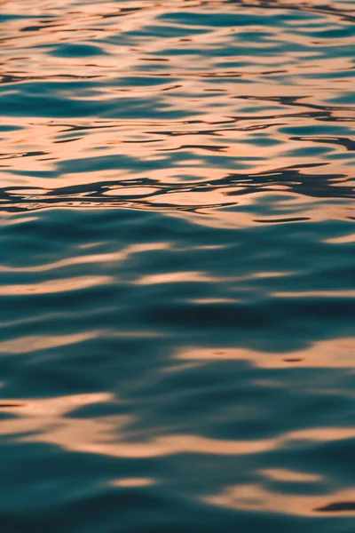 Gekromd Oppervlak Van Blauw Zeewater Bij Zonsondergang Oranje Teeltinten Selectieve — Stockfoto