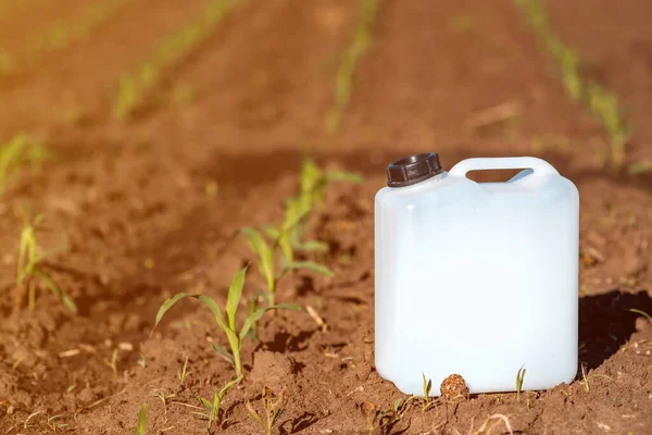 玉米田里除草剂塑料罐的概念 — 图库照片