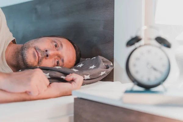 Hombre Insomne Acostado Cama Mirando Despertador Mesilla Noche Junto Cama — Foto de Stock