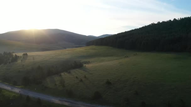 日の出の美しいZlatibor山の風景 ドローンのPovからの空中ビュー 上からの芝生の丘の斜面と谷 — ストック動画