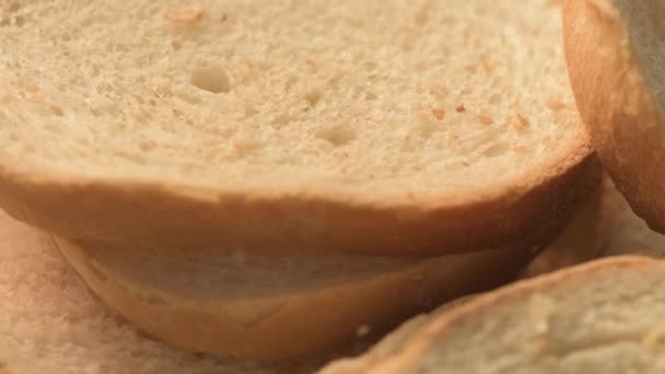 Broodkruimels Die Vallen Sneetjes Wit Brood Slow Motion Spinplaat Selectieve — Stockvideo