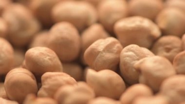 Çiğ nohut baklası yığını, sığ alan derinliği ve seçici odaklı tabağı döndürmek için makro çekim