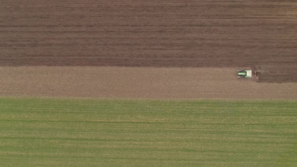 农业拖拉机耕作和犁地的空中景观 直接位于农田机械作业无人机图像之上 — 图库视频影像