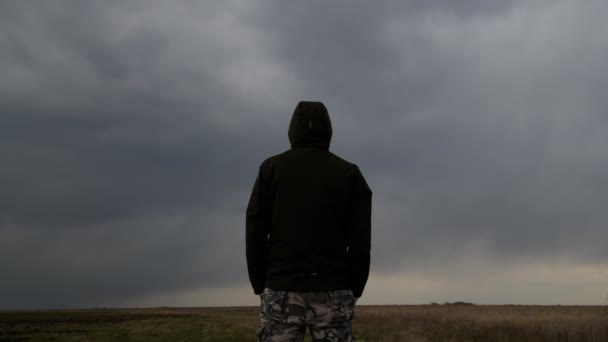 Вид Ззаду Чоловічої Людини Піджаку Капюшоном Тлі Драматичних Хмар Небі — стокове відео