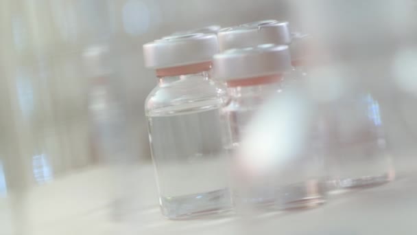 Injektionsflaskor Vaccin Glas Laboratorieskrivbord Selektivt Fokus — Stockvideo