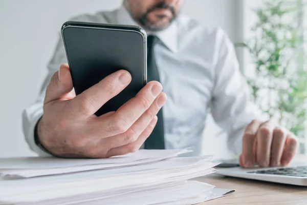 Businessman Using Smartphone Laptop Computer Sync Business Data Selective Focus — Stock Photo, Image