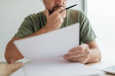 Ev ofisteki telekomünikasyon proje kağıdı belgesini okuyor, seçici odaklanma