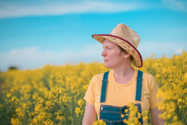 Portrait Female Farmer Agronomist Blooming Rapeseed Crops Field Selective Focus — Stock Photo, Image
