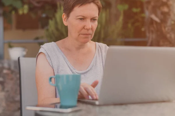 Allvarlig Kvinna Frilansare Och Digital Nomad Arbetar Bärbar Dator Sommarsemester — Stockfoto