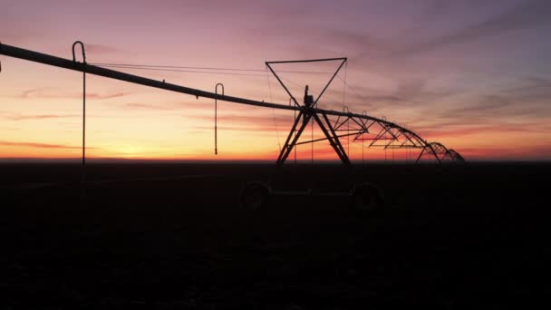 Automated Farming Center Pivot Irrigation Sprinklers Cultivated Agricultural Landscape Field — Vídeo de stock