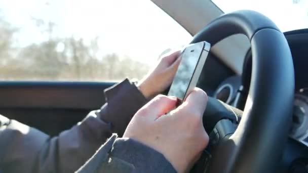Korzystanie Telefonu Komórkowego Podczas Jazdy Samochodem Wzdłuż Autostrady Zbliżenie Selektywnym — Wideo stockowe