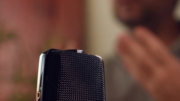 携帯用の便利な音声録音機で男の録音スピーチ 選択的フォーカス — ストック動画