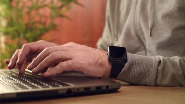 Man Typen Laptop Computer Toetsenbord Het Thuiskantoor Close Van Handen — Stockvideo