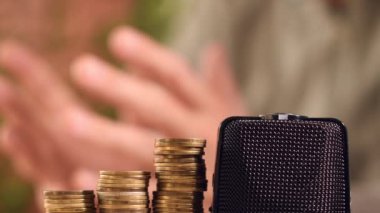 Erkek podcaster kayıt yatırımı ve ekonomiyle ilgili podcast, seçici odaklanma