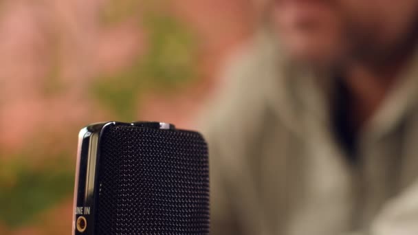 Taşınabilir Kullanışlı Ses Kaydedici Seçici Odaklı Adam Konuşması — Stok video