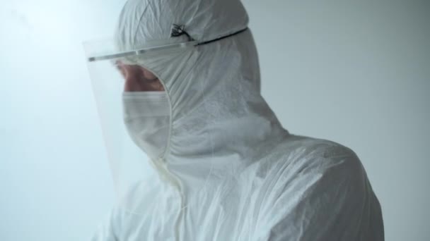 Müder Mediziner Mit Gesichtsvisier Schutzhandschuhen Und Maske Covid Krankenhaus Selektiver — Stockvideo