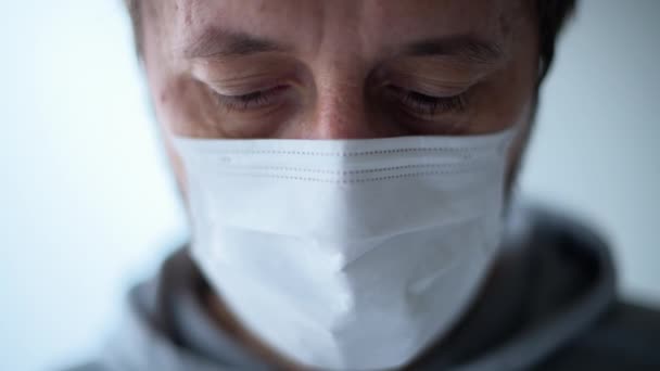 Benauwd Bang Covid Maken Patiënt Zelf Isolatie Dragen Beschermende Gezichtsmasker — Stockvideo