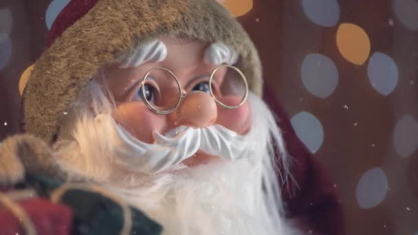 Babbo Natale Giocattolo Fittizio Con Festivo Colorato Stringa Luce Bokeh — Video Stock