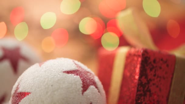 Fond Saison Noël Boule Blanche Avec Étoiles Rouges Cadeau Enveloppé — Video