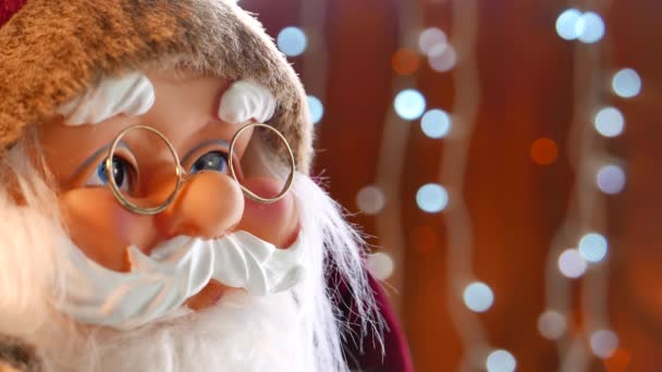 Santa Claus Manekin Zabawka Uroczyste Kolorowe Ciąg Światła Bokeh Tło — Wideo stockowe