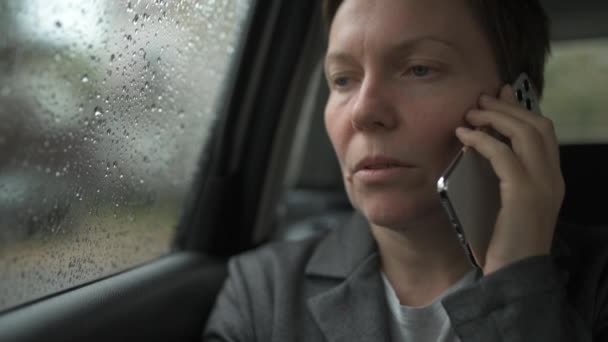 Empresária Séria Falando Celular Banco Trás Carro Durante Chuva Foco — Vídeo de Stock