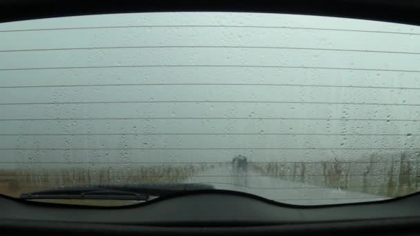 Rijden Weg Regen Uitzicht Door Auto Achterruit Met Regendruppels — Stockvideo