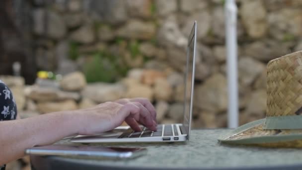 Praca Wakacjach Zbliżenie Kobiety Piszącej Klawiaturze Laptopa Wybiórcza Ostrość — Wideo stockowe