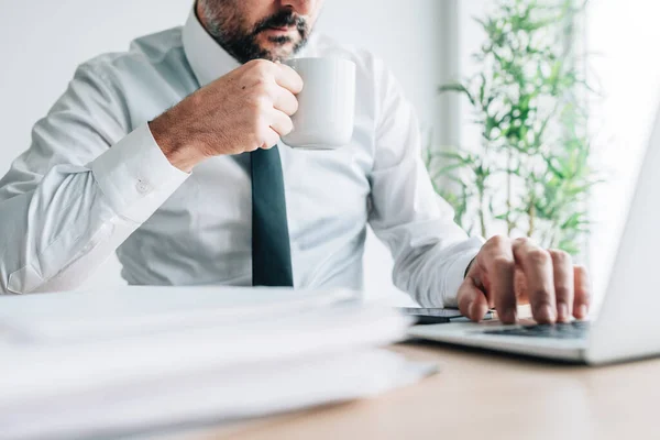 Beber Café Trabajo Aumenta Productividad Hombre Negocios Con Taza Bebida —  Fotos de Stock