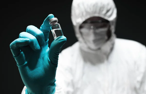 Covid Aşı Şişesini Elinde Tutan Eczacı Seçici Odaklı Yakın Plan — Stok fotoğraf
