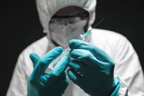 Covid 19ワクチン接種コンセプト 医療専門家保持ワクチン注射器 選択的焦点で閉鎖 — ストック写真