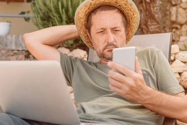 Freelancer Relaxado Nômade Digital Trabalhando Smartphone Laptop Durante Férias Verão Imagens De Bancos De Imagens