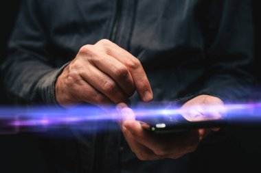 Erkek eli kapalı, akıllı telefon dokunmatik ekranını dinliyor, seçici odaklı basit görüntü