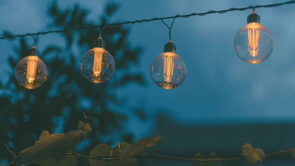 Decorative Light Bulbs Backyard Night Selective Focus — Stock Photo, Image