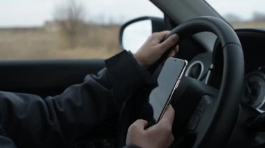 Otoyol boyunca arabayı sürerken cep telefonu kullanmak, seçici bir odaklanma ile yaklaşmak