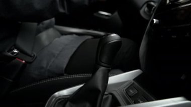 Arabada manuel vites değişimi, kadın elinin kapatılması, seçici odaklanma.