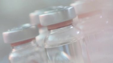 Aşı cam şişe şişeleri laboratuvar masasında, seçici odak