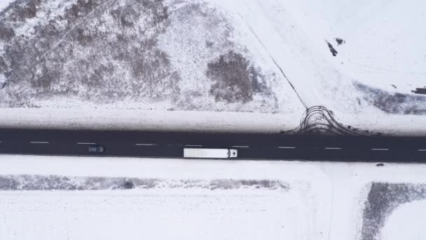 Luftaufnahme Von Sattelschlepper Und Vielen Autos Auf Der Straße Winter — Stockvideo