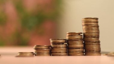 Masadaki bozuk para yığını, seçici odaklı para tasarrufu kavramı