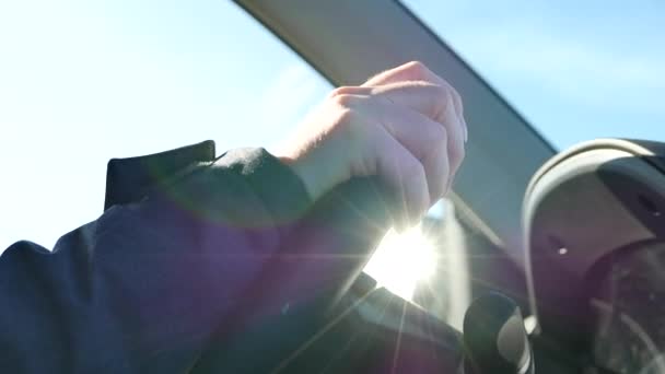 Araba Sürerken Kadın Ellerinin Direksiyondaki Yakın Çekimi Kasıtlı Olarak Gösterilen — Stok video