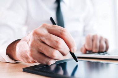 Dijital elektronik imza veya e-imza konsepti, stil ve ped ile erkek imzalı elin yakın çekimi, seçici odaklanma