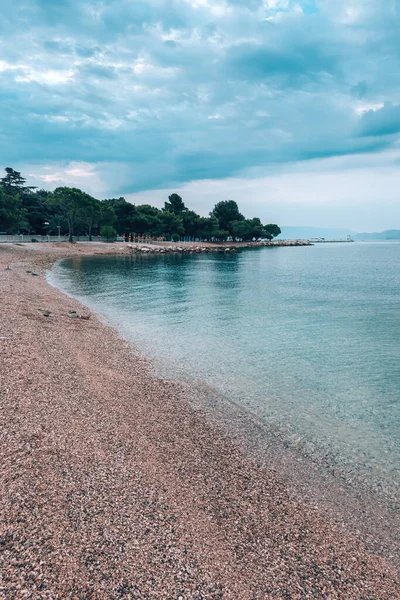Leeg Strand Aan Zee Stad Crikvenica Kroatië Vroeg Zomer Met — Stockfoto