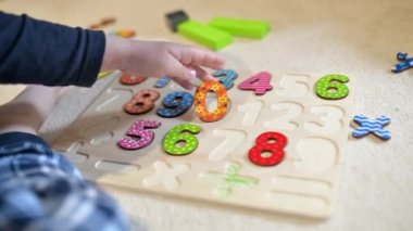 Küçük çocuk numaraları öğreniyor, seçici bir odaklanma ile kapat