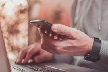 Ofiste cep telefonu kullanan serbest çalışan, seçici odaklı