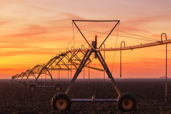 Lateral Move Agricultural Irrigation System Plowed Field Sunset Farming Equipment — Stock Photo, Image