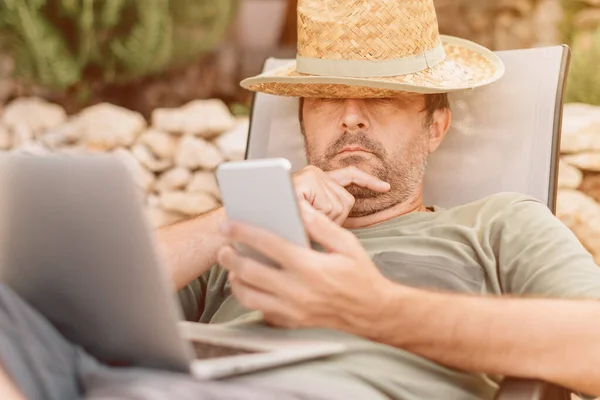 Freelancer Relaxado Nômade Digital Trabalhando Smartphone Laptop Durante Férias Verão Imagens De Bancos De Imagens Sem Royalties