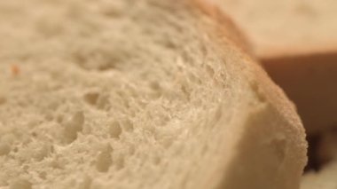 Tabağı çevirdiğinde beyaz ekmek dilimleri, seçici bir odak ile kapat