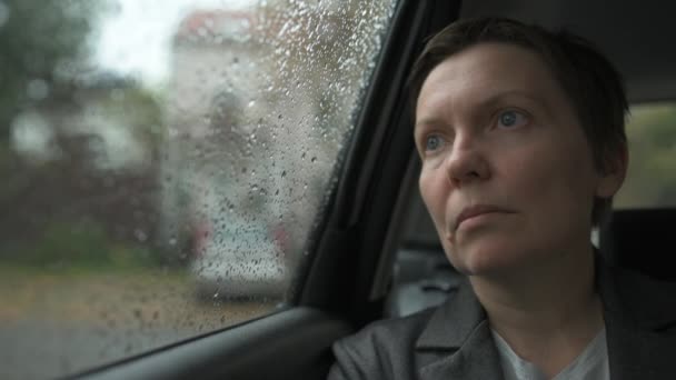 Besorgte Geschäftsfrau Die Auto Wartet Und Bei Regen Aus Dem — Stockvideo