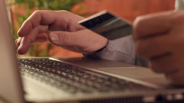 Commerce Elektronisch Bankieren Concept Man Met Laptop Creditcard Voor Online — Stockvideo