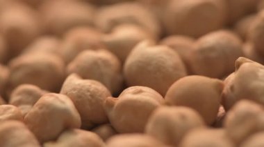 Çiğ nohut baklası yığını, sığ alan derinliği ve seçici odaklı tabağı döndürmek için makro çekim